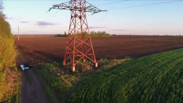 Політ над лінією електропередач на заході сонця — стокове відео