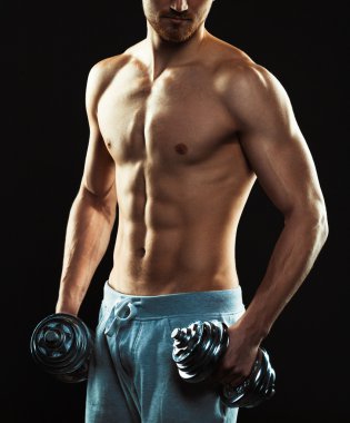 Siyah dumbbells ile atletik çekici adam