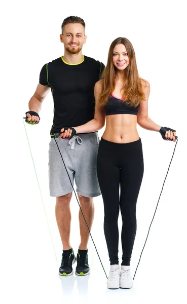Gelukkige atletische paar - man en vrouw met met touwen op de whi — Stockfoto