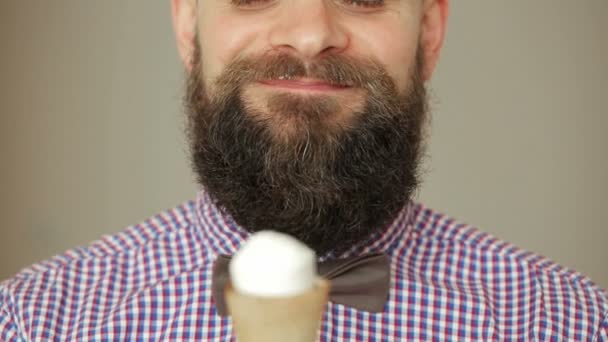 Bearded man eating ice cream — Stock Video