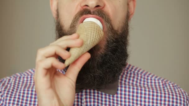 Бородатый человек ест мороженое — стоковое видео