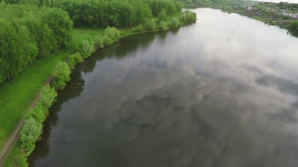 Vliegen over het rustige meer en groene bomen — Stockvideo