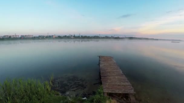 Im Morgengrauen über den nebligen See fliegen — Stockvideo