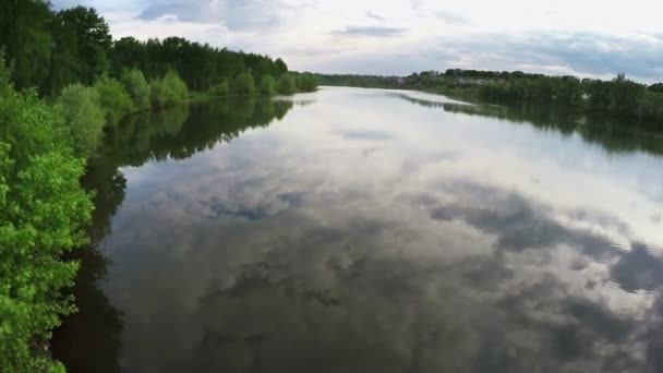 平静的湖面和绿树的飞越 — 图库视频影像