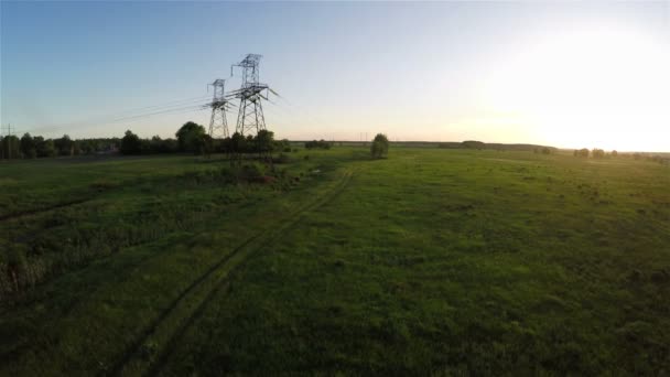 Volando sobre la línea eléctrica al atardecer — Vídeo de stock