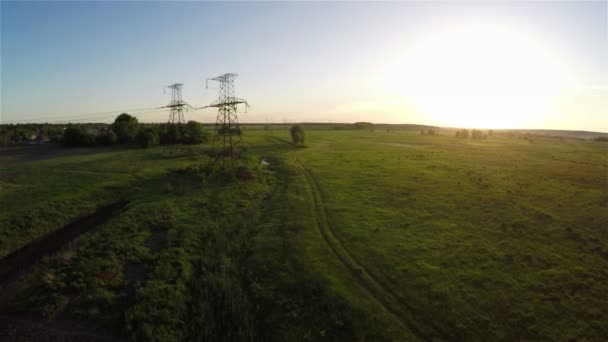 Bei Sonnenuntergang über Stromleitung fliegen — Stockvideo