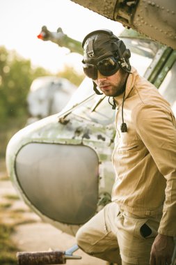 Genç pilot helikopteri poz