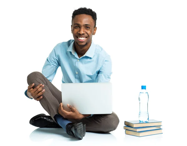 Glücklich afrikanisch-amerikanische College-Student mit Laptop, Bücher sitzen in — Stockfoto