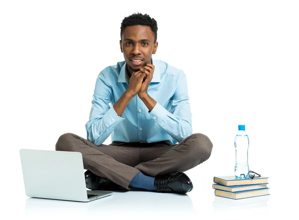 Estudante universitário americano africano feliz com laptop, livros sentados — Fotografia de Stock