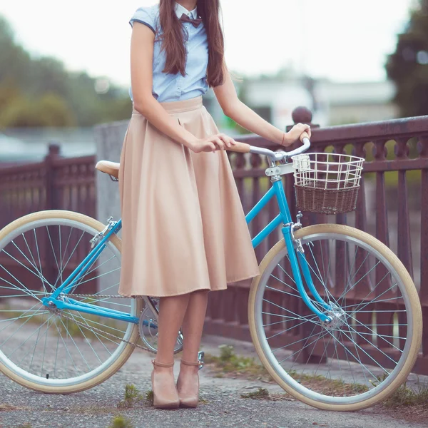 Young beautiful, elegantly dressed woman with bicycle. Beauty, f — Stock Photo, Image
