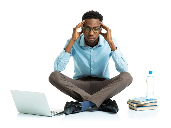 Boldog afrikai amerikai hallgató, laptop, könyvek, ülök — Stock Fotó