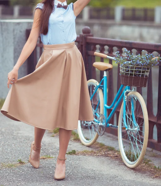 Ung vacker, elegant klädd kvinna med cykel. Skönhet, f — Stockfoto