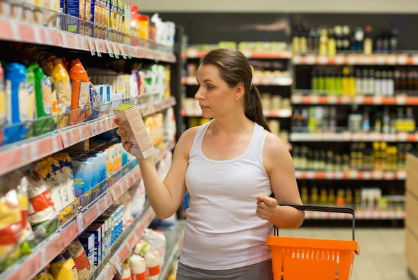 Vacker ung kvinna shopping för spannmål, bulk i en livsmedelsbutik sto — Stockfoto