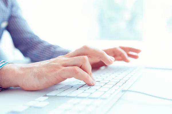 Trabajador de oficina masculino escribiendo en el teclado —  Fotos de Stock