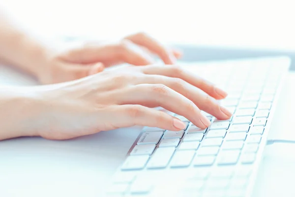 Vrouwelijke vrouw kantoor werknemer te typen op het toetsenbord — Stockfoto