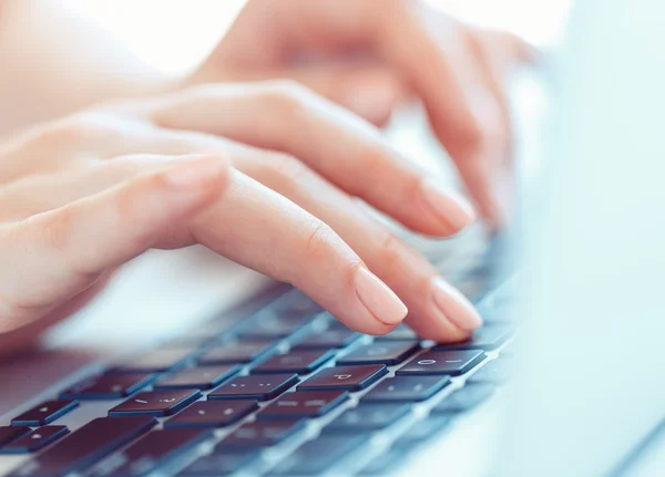 Female woman office worker typing on the keyboard — Stock Photo, Image