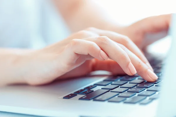 Vrouwelijke vrouw kantoor werknemer te typen op het toetsenbord — Stockfoto