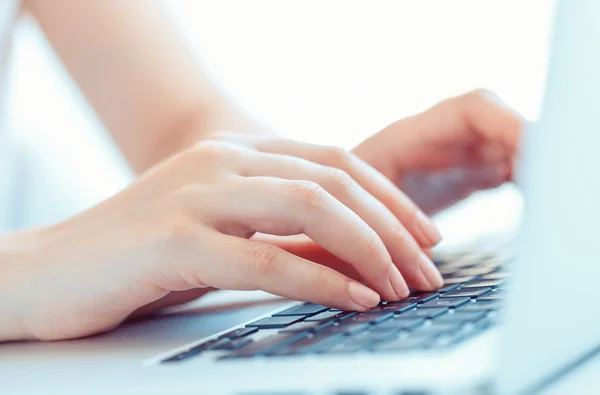 Female woman office worker typing on the keyboard — Stock Photo, Image