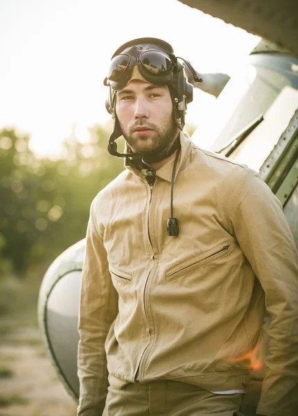 Joven piloto posando cerca del helicóptero — Foto de Stock