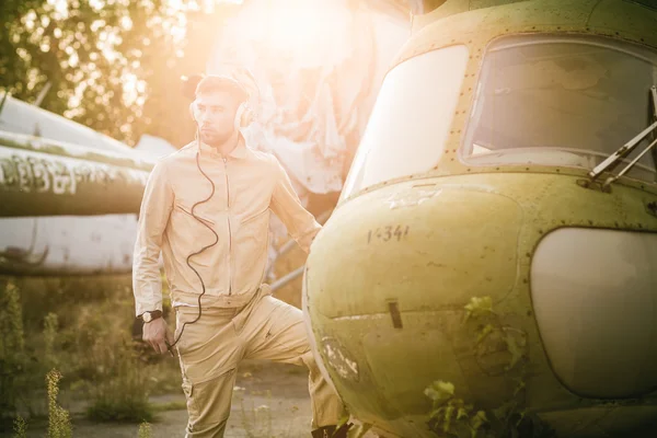 Jonge piloot poseren in de buurt van de helikopter — Stockfoto