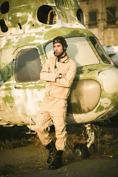 Genç pilot helikopteri poz — Stok fotoğraf