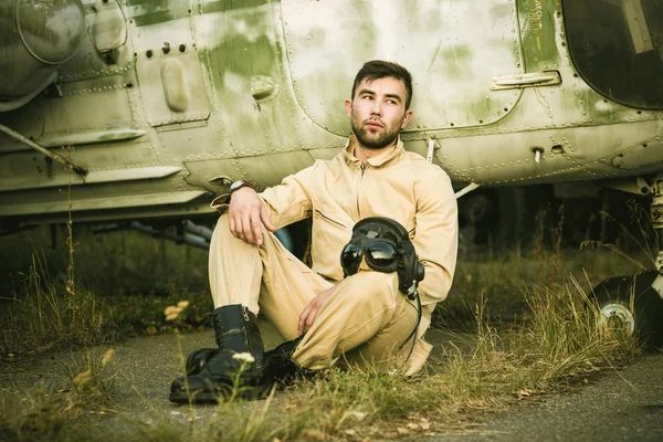 Jovem piloto posando perto do helicóptero — Fotografia de Stock