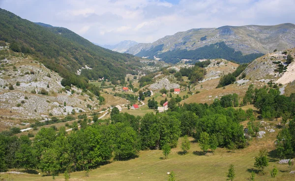 Utsikt over en pittoresk fjellbygd i Monten – stockfoto