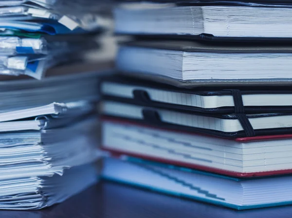 Boekhouding en belastingen. Grote stapel van tijdschrift en boeken — Stockfoto