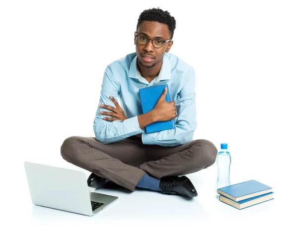 Estudiante universitario afroamericano con portátil, libros y botella o —  Fotos de Stock