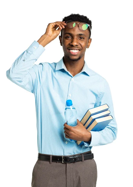 Glückliche afrikanisch-amerikanische College-Studentin mit Büchern und einer Flasche — Stockfoto