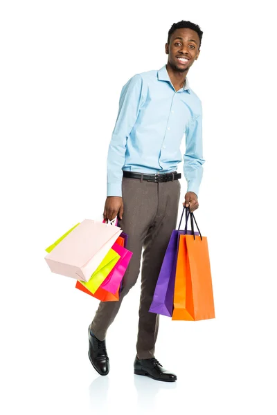 Homem americano africano feliz segurando sacos de compras no backgr branco — Fotografia de Stock