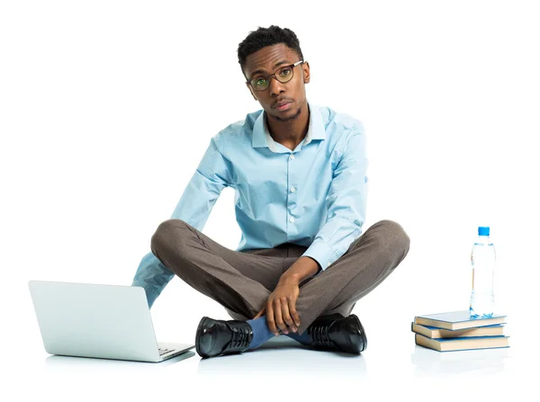 Studente universitario afroamericano con computer portatile, libri e bottiglia o — Foto Stock