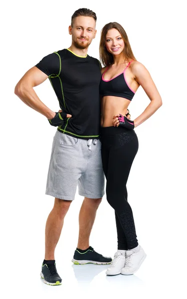 Спортивная пара - мужчина и женщина после физических упражнений на белом — стоковое фото