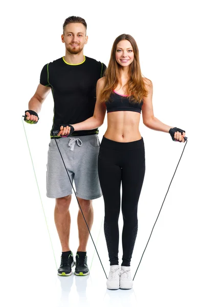 Gelukkige atletische paar - man en vrouw met touwen op de witte — Stockfoto