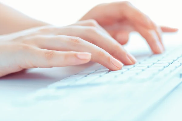 Kobiece ręce lub pracownik biurowy kobieta pisania na klawiaturze — Zdjęcie stockowe