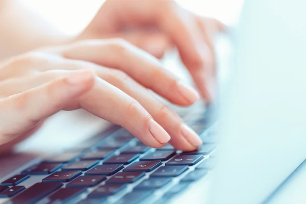 Female hands or woman office worker typing on the keyboard — Stock Photo, Image