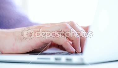 Dizüstü bilgisayarda çalışan adam