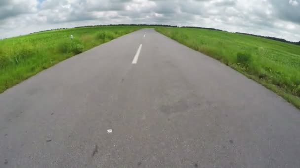 Полет по дороге — стоковое видео