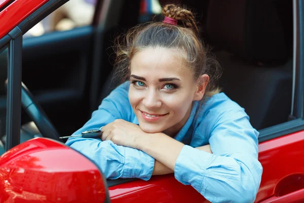 Junge lächelnde Frau am Steuer des Autos — Stockfoto
