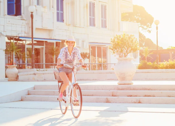 Hermosa mujer feliz montando en bicicleta — Foto de Stock