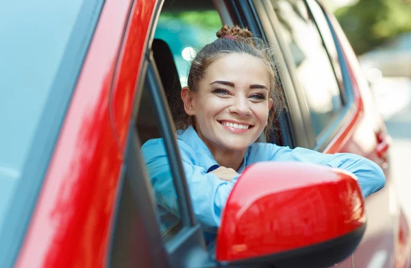 Junge lächelnde Frau am Steuer des Autos — Stockfoto