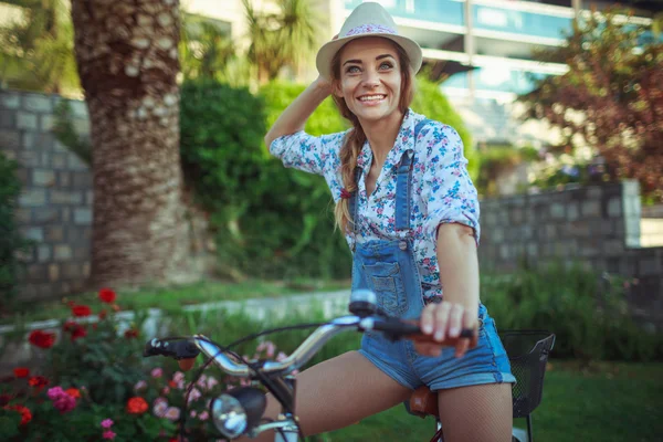 Mooie gelukkig vrouw rijden op fiets — Stockfoto