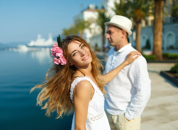 Casal jovem atraente andando em uma orla de luxo no verão — Fotografia de Stock