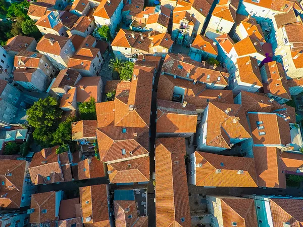 Bekijken van de oude stad Budva vanaf de bovenkant: oude muren en betegelde roo — Stockfoto