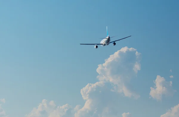 空を飛ぶ飛行機 — ストック写真
