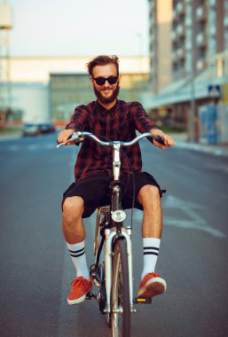 Şık adam Bisiklet şehir sokak sürmek güneş gözlüğü