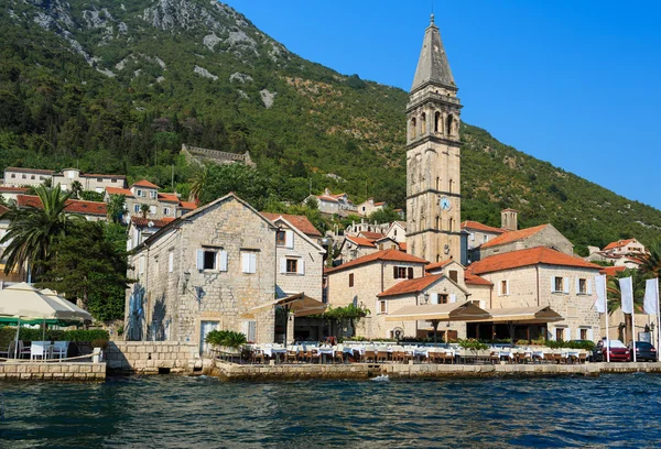 PERAST, MONTENEGRO. Beautiful landscape with mediterranean town — Stock Photo, Image