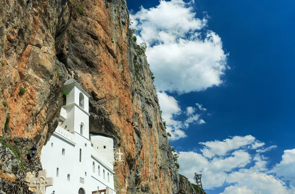 Montenegro, utsikt over Ostrog ortodokskloster – stockfoto