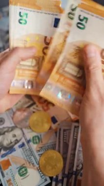 Ev muhasebesi konsepti. Adam para hesaplıyor, aylık konut giderleri, vergiler ve kredi kartı faturaları. Dikey video