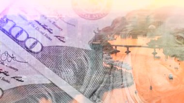 Modern şehrin arka planına karşı karmaşık tasarımı ve çeşitli güvenlik özelliklerini vurgulayan 100 dolarlık banknotların iki katına çıkarılması. Yatırım kavramı, başarı, mali